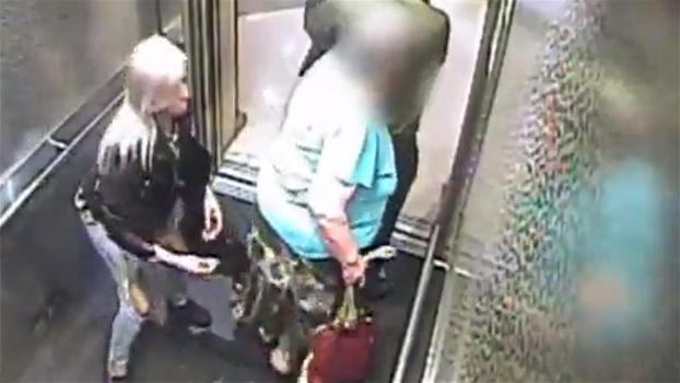 Un’anziana si distrae in ascensore: la telecamera riprende quello che le fanno i malviventi