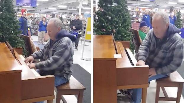 Un anziano inizia a suonare il pianoforte e stupisce tutti i clienti del negozio con la sua esibizione