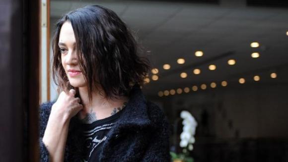 Asia Argento risponde a Brignano: “Te lo scrivo in romano: sei un gaggio, se te vedo t’acciacco”