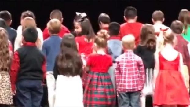 I bambini si preparano per il saggio di canto: quella con il vestito rosso ruba la scena a tutti!