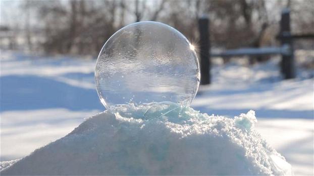 Una bolla di sapone cade sulla neve: in pochi secondi l’aria gelida la cristallizza