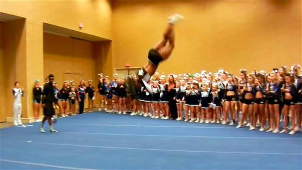 Una giovane cheerleader inizia la sua esibizione. Le sue acrobazie sono sorprendenti!