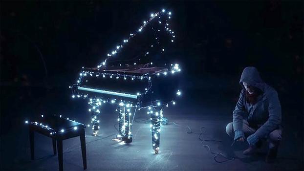 Addobba il pianoforte con le luci. Poi inizia a suonarlo e lascia tutti i vicini di casa senza fiato!