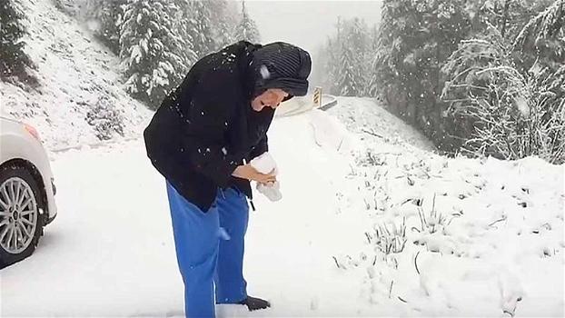 Questa donna di 101 anni scende dall’auto. I figli riprendono la sua reazione alla vista della neve