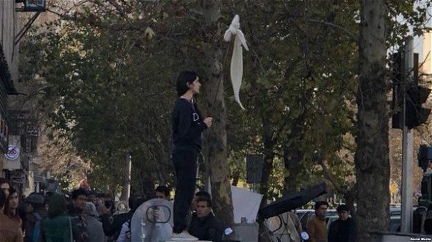 Iran messo a ferro e fuoco dalla protesta del popolo "affamato di cibo e libertà"