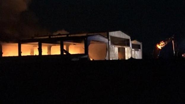 Pericolo nube tossica: in fiamme un vecchio capannone nel Pavese, colmo di materiale plastico