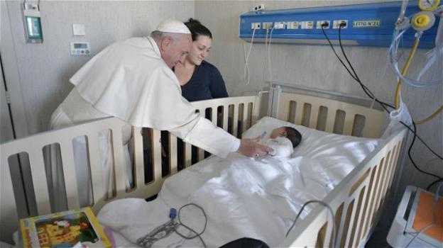 Papa Francesco, in visita ai piccoli del Bambino Gesù, si commuove