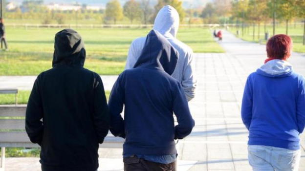 "Smettetela di bestemmiare per favore", mamma aggredita da una banda di bulli