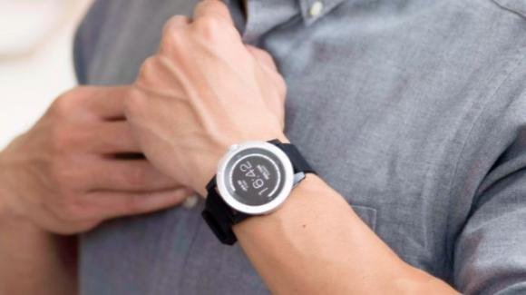 Smartwatch originali: al CES 2018 arriva il PowerWatch X, alimentato dal calore umano, e l’Omate O5LW