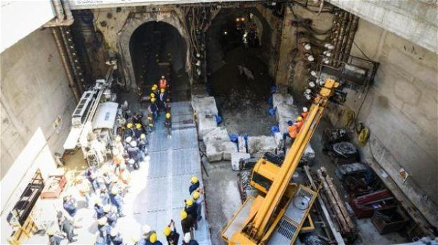 Napoli, treni nuovi ma di dimensioni errate: non entrano nel tunnel
