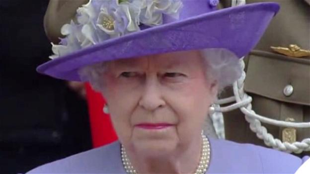 Svela succosi dettagli sui reggiseni della Regina Elisabetta: licenziata in tronco dopo 58 anni di servizio
