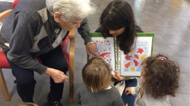 A Piacenza, l’asilo dai 3 ai 90 anni dove anziani e bimbi vanno mano nella mano