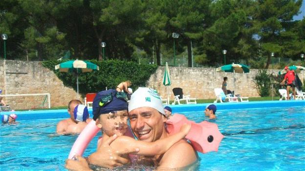 Napoli, uno psicologo aiuta i bambini autistici in piscina