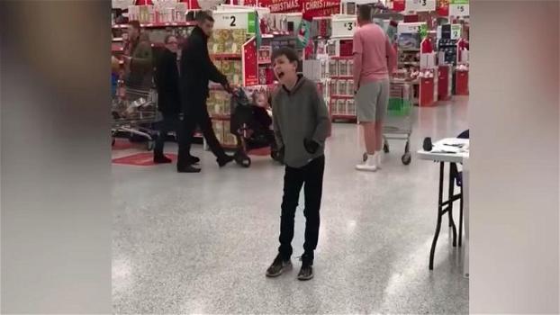 Un bambino autistico inizia a cantare in un supermercato e stupisce tutti con la sua voce