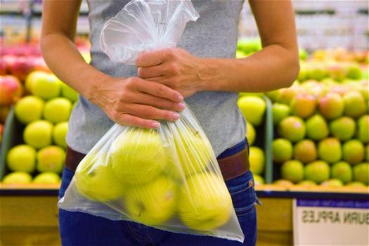 Sacchetti biodegradabili per frutta e verdura: li paghiamo solo in Italia