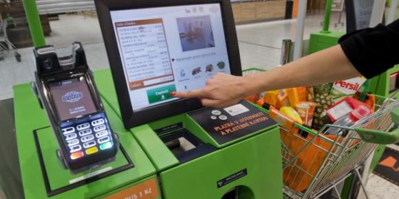 Ecco come la gente frega le casse automatiche del supermercato