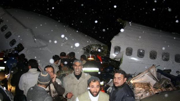 Iran, precipita aereo con 66 persone a bordo