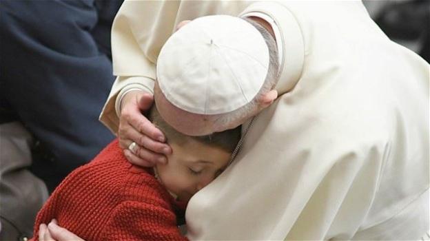 Papa Francesco si commuove per l’orfano abbandonato: "Sono certo che tua madre ti ama ancora"
