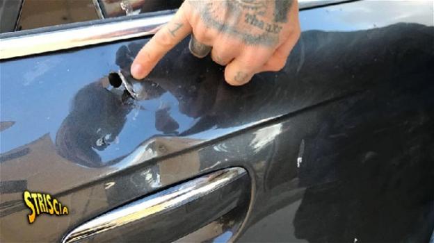 Striscia la notizia: aggressione per Brumotti a Palermo, un proiettile colpisce la sua auto