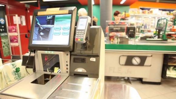 Ecco come la gente frega le casse automatiche del supermercato