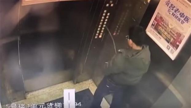 Un ragazzo rimane intrappolato in ascensore dopo aver urinato sui pulsanti