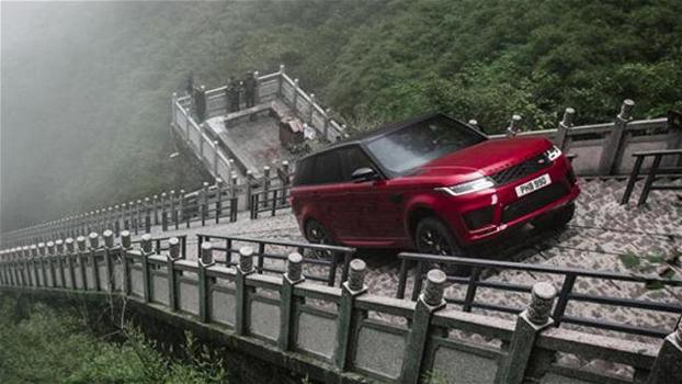Storica impresa in Cina: la nuova Range Rover Sport P400e ibrida sfida i 999 gradini della Porta Celeste
