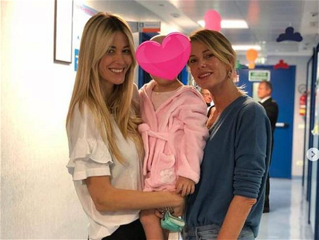 Alessia Marcuzzi in ospedale per assistere Elena Santarelli e il figlio malato: “Sei una guerriera”
