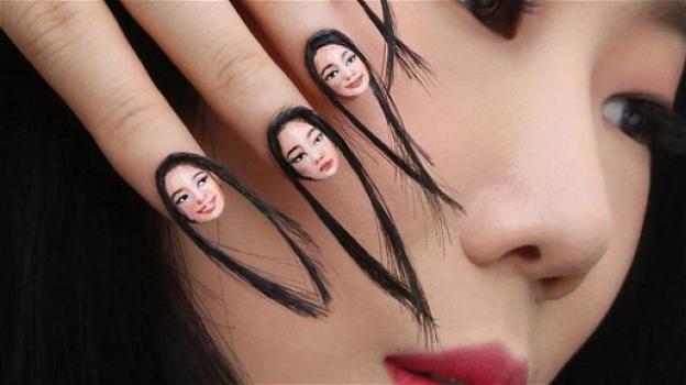 Nail art con i capelli: la nuova ed inquietante moda manicure