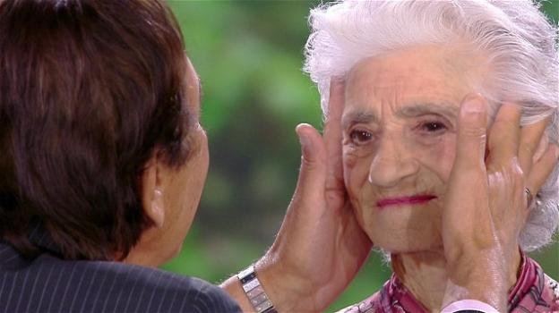 L’Isola dei Famosi: Giucas Casella non riesce a ipnotizzare nonna Pellegrina