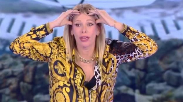 Striscia La Notizia si accanisce contro Alessia Marcuzzi: era visibilmente brilla prima della diretta dell’Isola