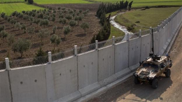 Turchia: il muro che impedisce ai siriani di scappare dalla guerra è costruito con i fondi dell’UE