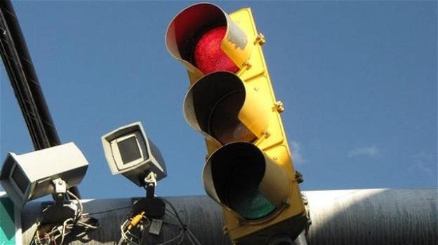 Il Ministero dei Trasporti boccia l’utilizzo dei semafori-autovelox