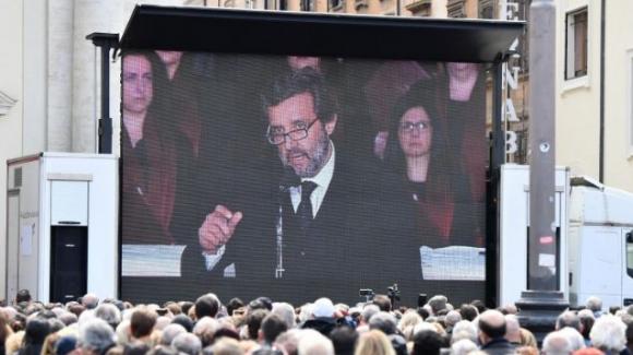 Flavio Insinna Al Funerale Di Fabrizio Frizzi Dedica Una Poesia Al Conduttore Ringrazio Te Di Essermi