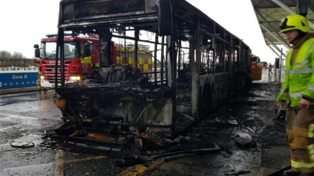 Londra, bus-navetta in fiamme all’aeroporto Stanstees, voli sospesi per precauzione