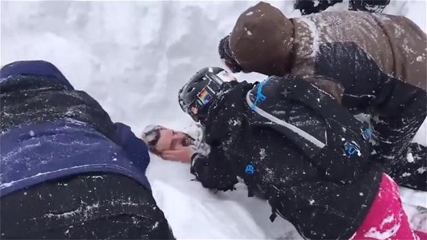 Scavano nella neve e trovano un ragazzo rimasto sepolto: il miracolo dopo la valanga