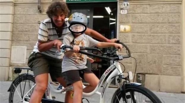 Prato: rubano la bici ad un ragazzo autistico. L’appello del papà ai ladri: "Per Edoardo significa libertà"