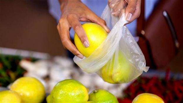 Sacchetti per frutta e verdura: potremo portarceli da casa