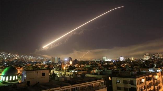 Inferno nei cieli della Siria. Trump attacca Damasco assieme a Gran Bretagna e Francia