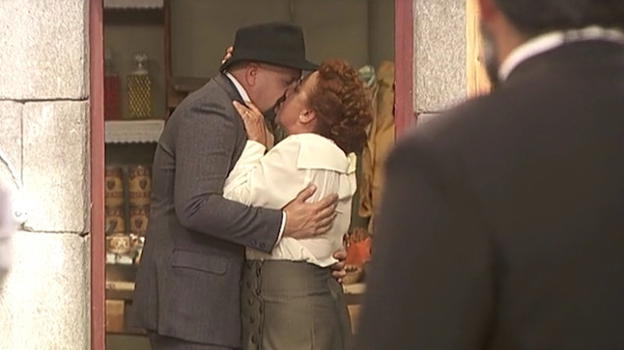 Anticipazioni Il Segreto, puntate spagnole: un nuovo amore a Puente Viejo, Dolores e Tiburcio si baciano