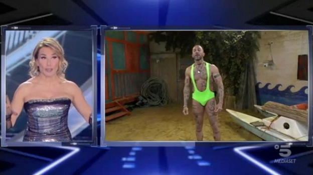 Grande Fratello: il fidanzato dell’onorevole Pezzopane mortificato pubblicamente con uno sconcertante costume da bagno