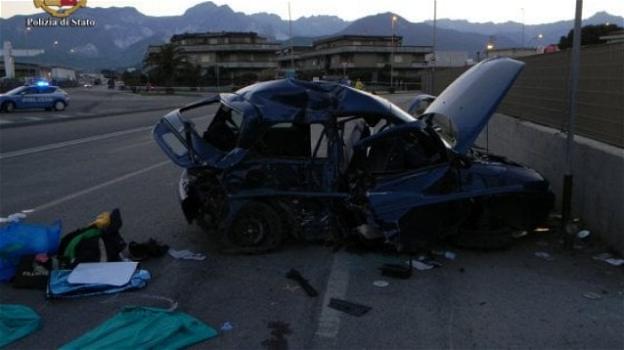 Carrara, 4 giovani morti nella notte: l’auto si ribalta in curva