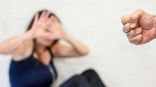Monza, pubblica foto su Instagram: 13enne viene picchiata dal padre e perde i sensi