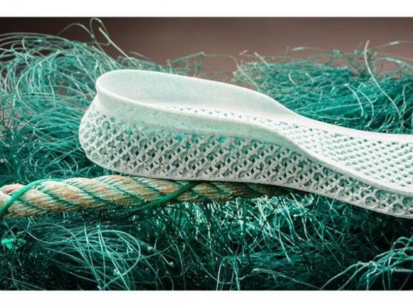 Perla Soportar guía Adidas ha venduto un milione di scarpe prodotte con la plastica degli oceani