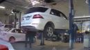 Porta la sua auto in officina: la telecamera a bordo riprende i meccanici e scopre la truffa