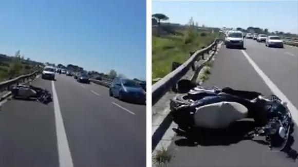 Un motociclista è ferito sulla superstrada ma i soccorsi non arrivano: l’ira di un’automobilista