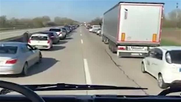 Incidente in Germania, le auto creano una corsia al centro: senso civico e prontezza degli automobilisti