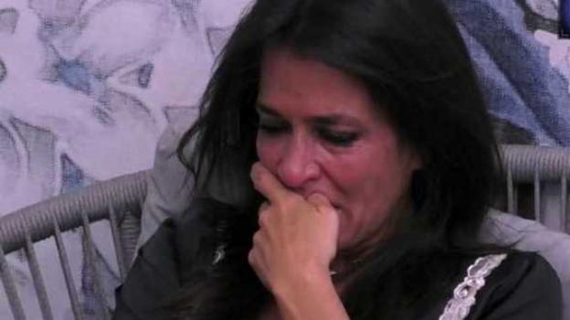 GF, terribile episodio di bullismo contro Aida, derisa per un problema di salute scoppia a piangere: “Siete cattivi”