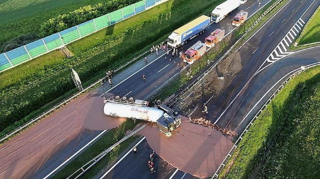 Polonia: Tir si ribalta e la cioccolata allaga l’autostrada