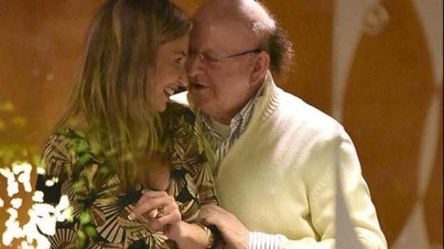 Massimo Boldi ritorna in pista, effusioni al ristorante con l’ex gieffina Veronica Rega