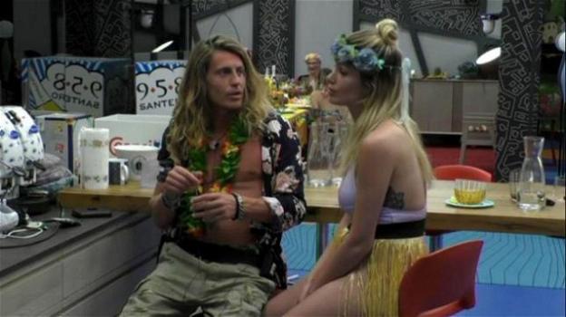 GF15: Alberto e Mariana si appartano dopo la festa hawaiana